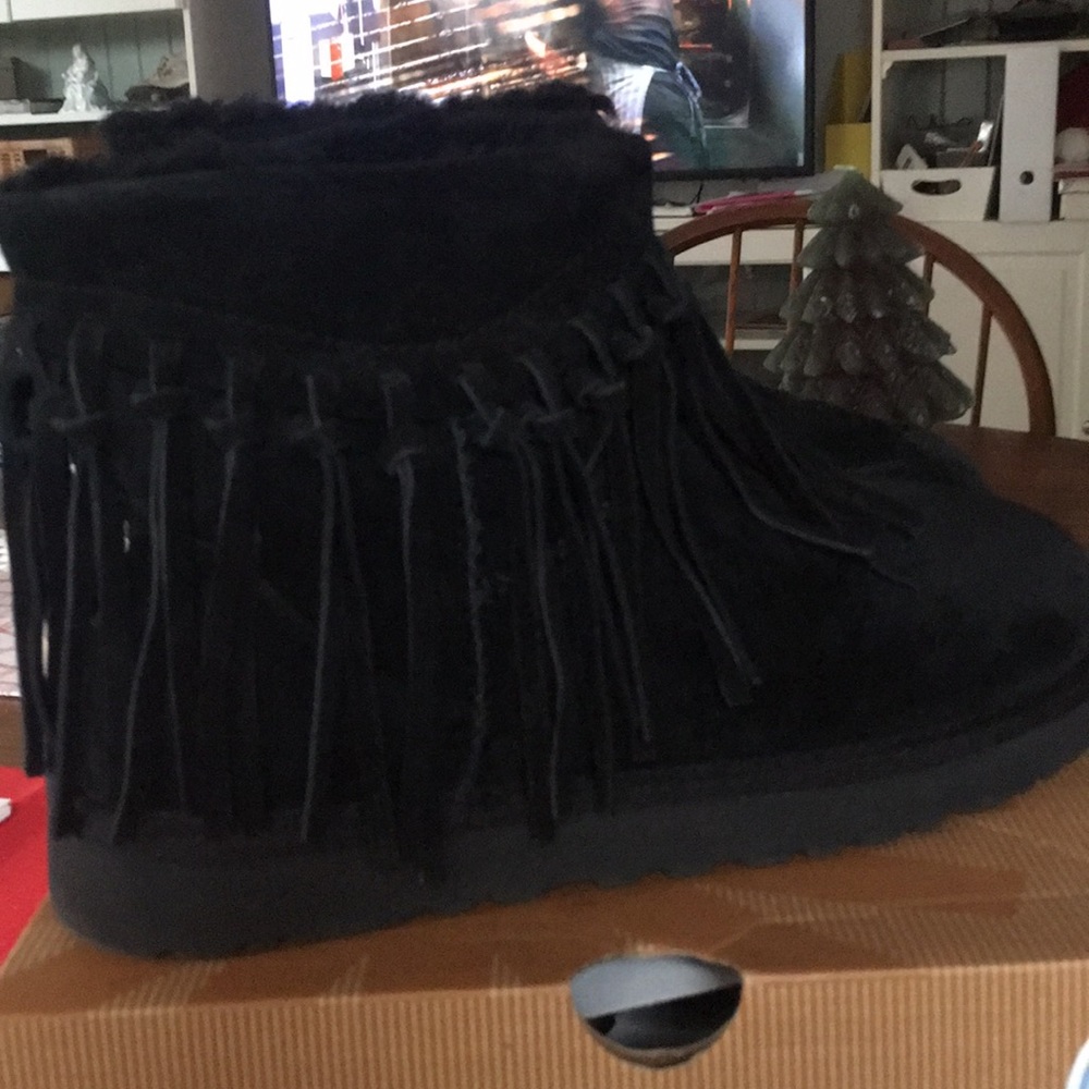 Uggs short fringe boots
